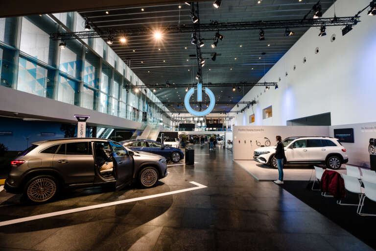 Overview of the Mercedes-Benz exhibition space inside a modern congress hall.