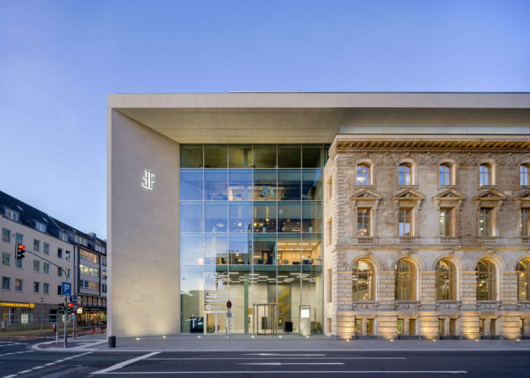 Bureau d'OVAL à Düsseldorf, situé au Fürstenwall 172
