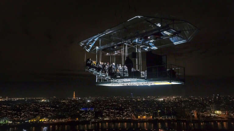 Expérience événementielle spectaculaire avec une projection suspendue dans les airs au-dessus de Paris