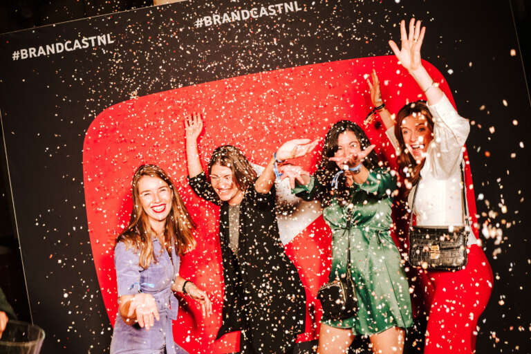 Animation événementielle festive sur stand YouTube, avec une pluie de confettis et des participants enthousiastes